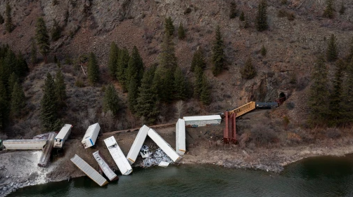 Пивное цунами: сход с рельсов поезда вызывает масштабное наводнение.