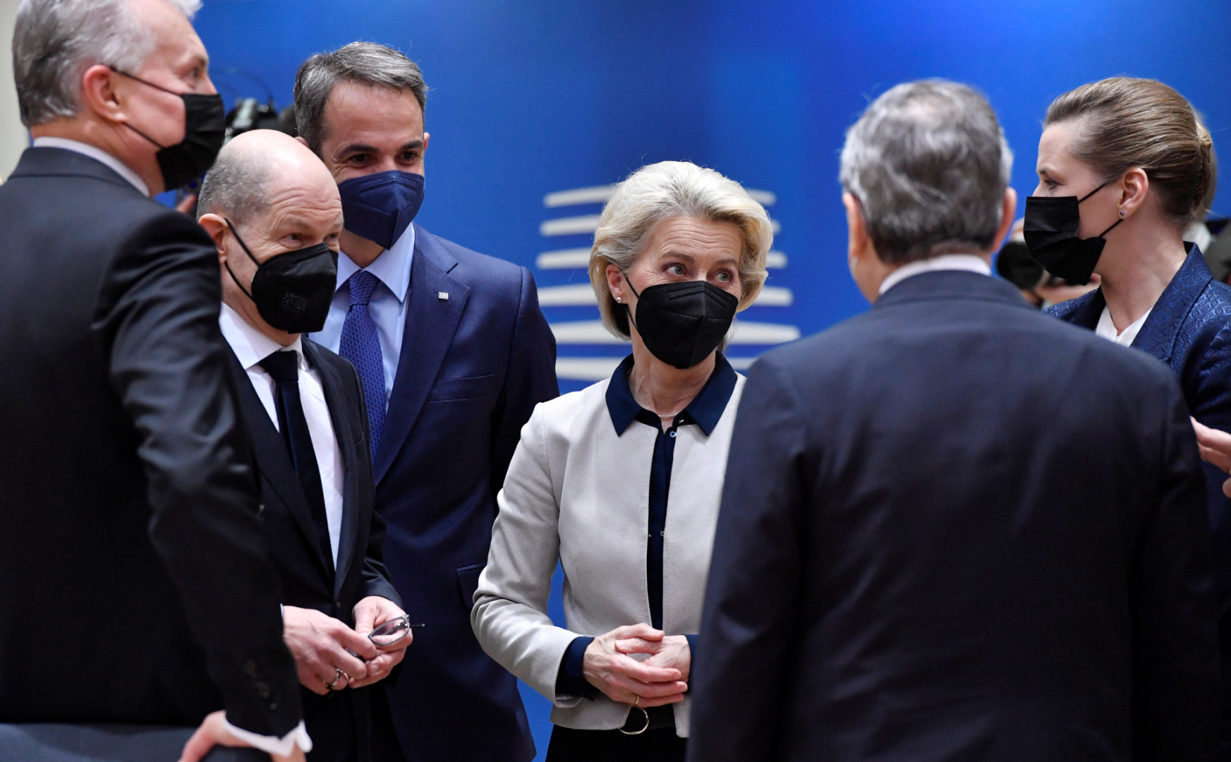 Кто сильнее пострадал от санкций: Запад или Россия? Опрос