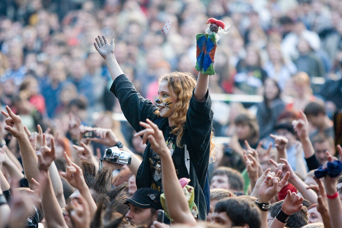 Эта российская группа смешала народные сказки с панк-роком в 1990-х годах. Почему это популярно сейчас?
