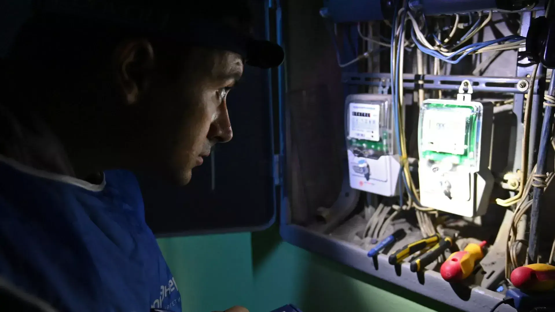 Российские домовладельцы обязаны пустить рабочих ЖКХ для умного учета энергии.