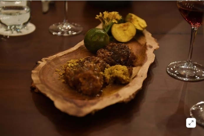 Южноамериканские повара празднуют приготовление блюд амазонской кухни с червями чили и корой деревьев