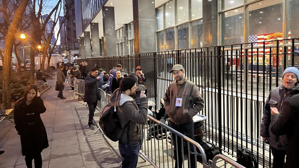 Репортеры выстраиваются в очередь у здания суда, поскольку Трампу предъявлено обвинение по неизвестным обвинениям