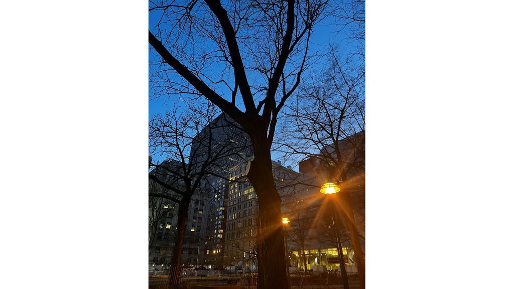 Репортеры выстраиваются в очередь у здания суда, поскольку Трампу предъявлено обвинение по неизвестным обвинениям