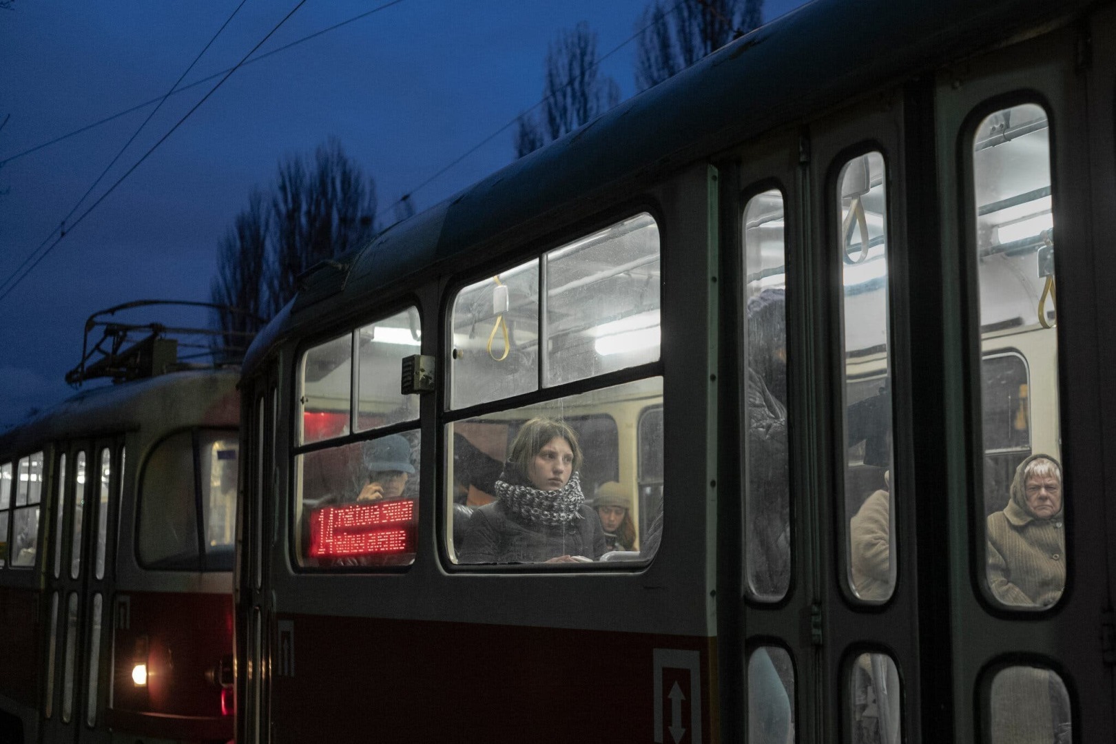 В стоической Украине каменные лица начинают трещать и плакать.