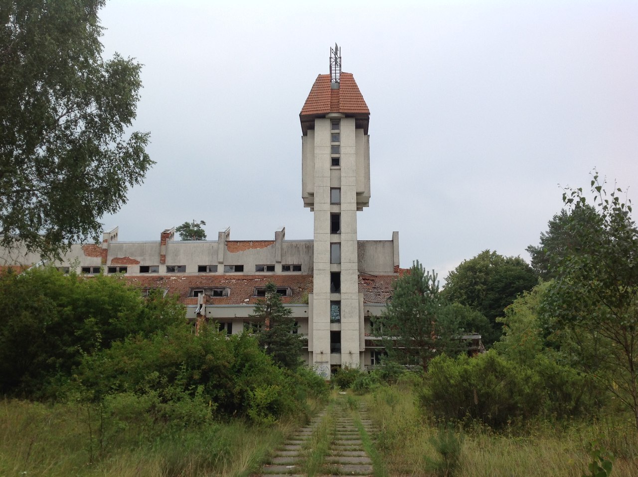 Заброшенный санаторий "Лесное озеро" в районе города Кимры.