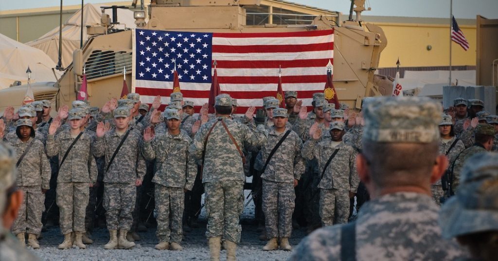 Безнравственно служить в безнравственной армии: заметки с края повествовательной матрицы