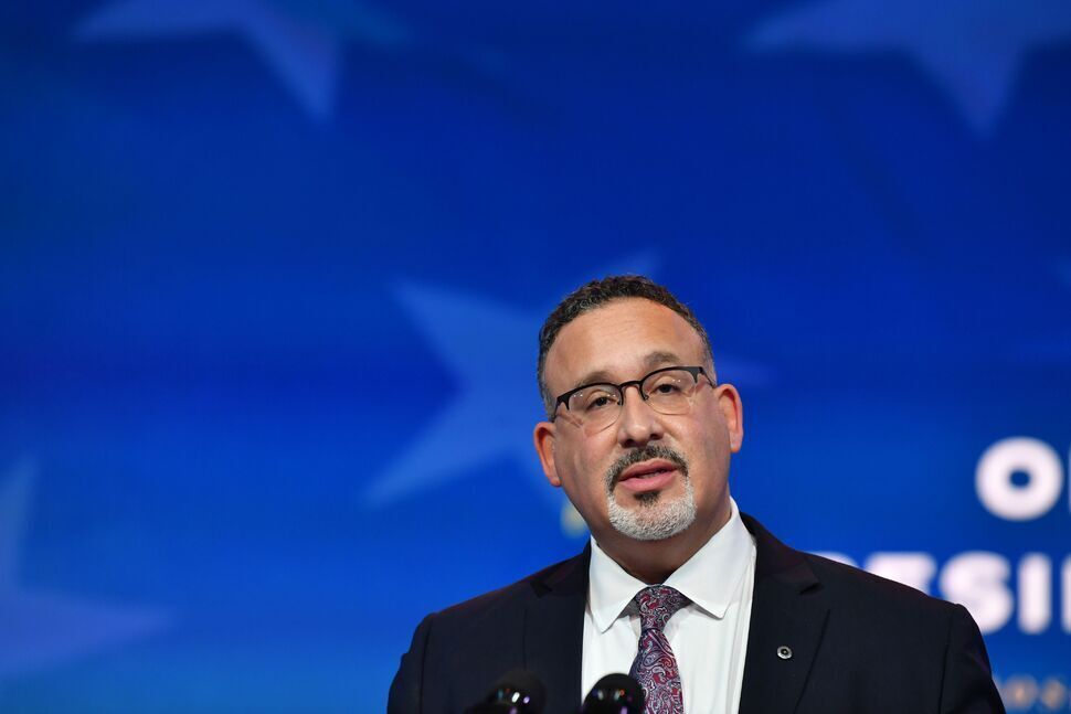 Администрация Байдена разрешит школам запрещать трансгендерных спортсменов в некоторых случаях