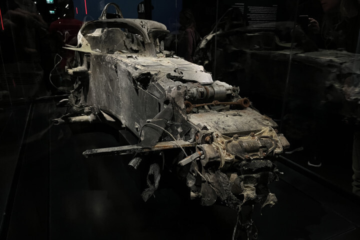 Интерактивная выставка Формулы-1 в Мадриде, настоящей изюминкой которой является обгоревший обломок болида