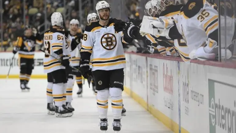 НХЛ: Брюинз достигли 60 побед, Флэймз сохраняют надежду на плей-офф благодаря поздним победам