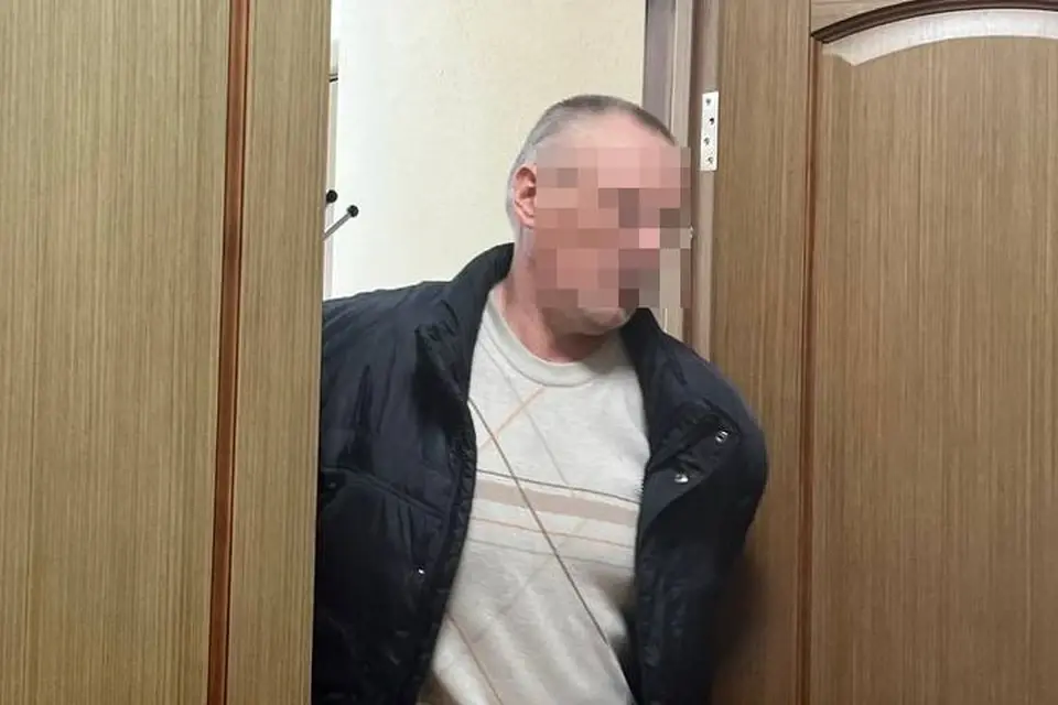 «Начал уже раздевать ребёнка, как из куртки у него что-то выпало»: в Новосибирске первоклассница отбилась от педофила.