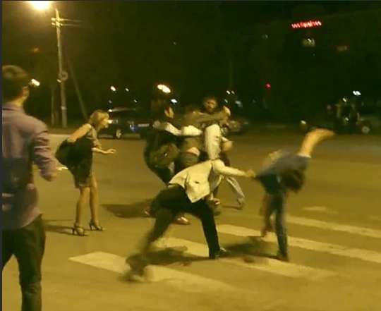 А не пришел он на один разбираться.