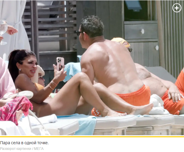 Тереза ​​Джудиче блистала в золотом бикини на отдыхе с Луисом Руэласом