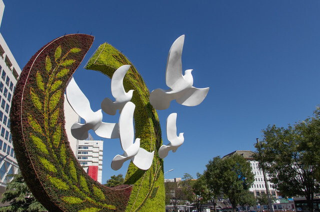 Специальные посланники вселяют надежду на мир.