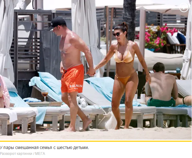 Тереза ​​Джудиче блистала в золотом бикини на отдыхе с Луисом Руэласом