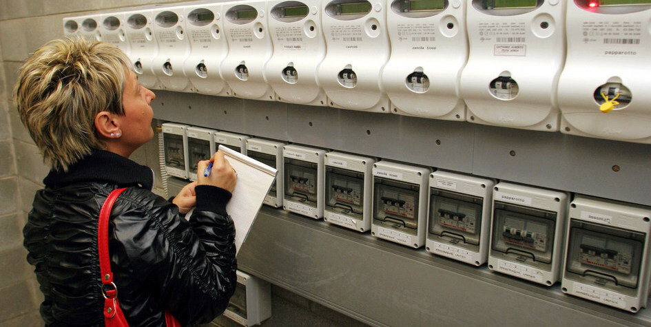 Граждан обяжут пускать в квартиры коммунальщиков для установки "умных" счётчиков. Какие риски несёт инициатива и как защититься от мошенников