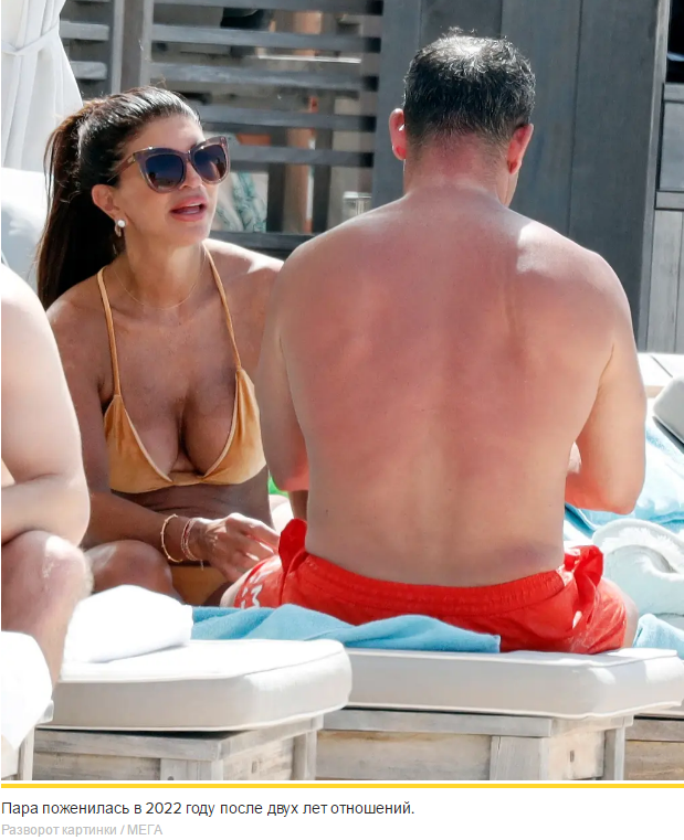 Тереза ​​Джудиче блистала в золотом бикини на отдыхе с Луисом Руэласом