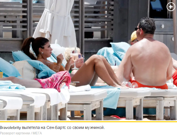 Тереза ​​Джудиче блистала в золотом бикини на отдыхе с Луисом Руэласом