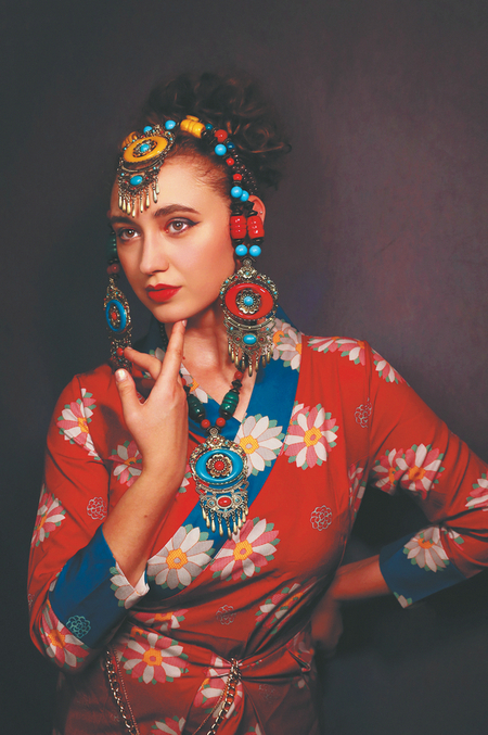 Русская, хорошо владеющая китайским языком. Вскоре она дала себе поэтическое китайское имя Тан Силань.