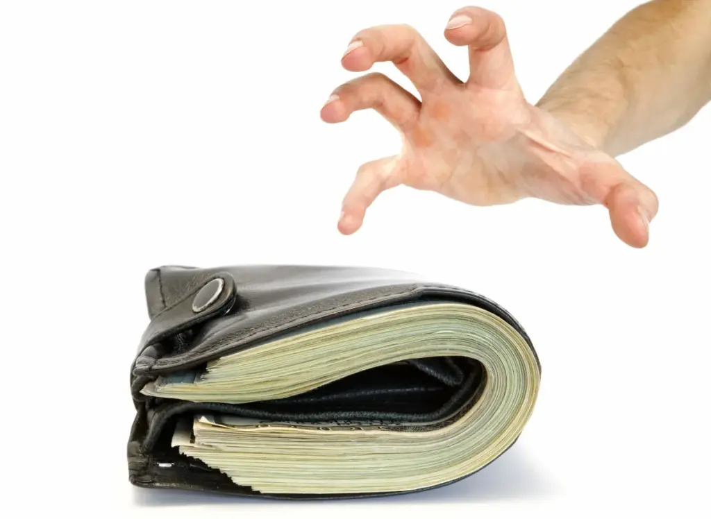 Что делать, если вы направили деньги не тому человеку. Отвечает юрист