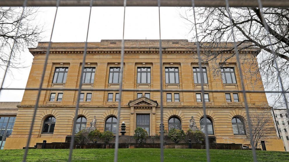 Судьба 8 полицейских из Огайо под вопросом, поскольку большое жюри расследует стрельбу Джейленда Уокера