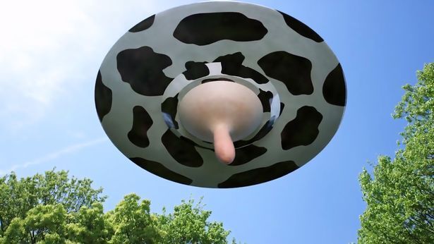 Зрители призывают к пикселизации рекламы молока, в которой НЛО с гигантскими сосками брызгает на детей напитком