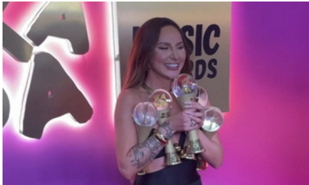 Неплохо нынче живут певчие, шоу-мены