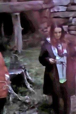 Призрачное лицо запечатлено позади женщины, которая чувствует себя «очень некомфортно» на жутком острове