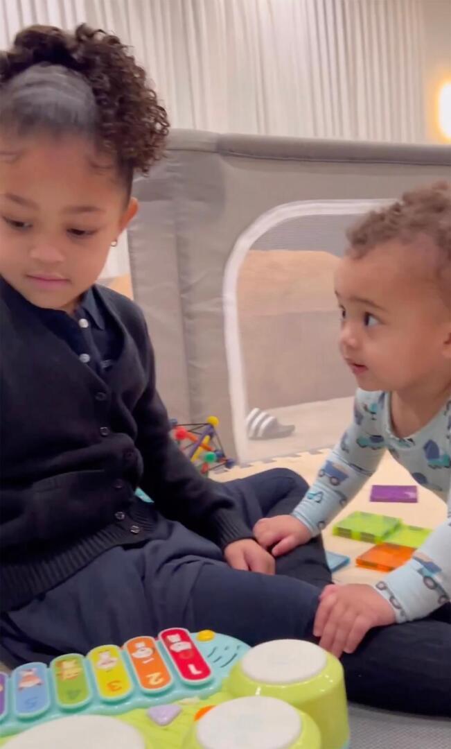 Кайли Дженнер поделилась новыми фотографиями «приключений» Сторми и Айри на частном самолете