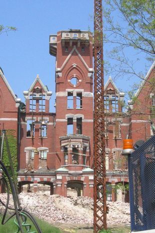 Приют ужасов, где проводили лоботомии, а мертвых «оставляли гнить» в комнатах