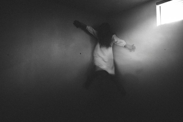 Трое детей, «одержимых демонами», могли «ходить по стенам и разговаривать с мертвыми»