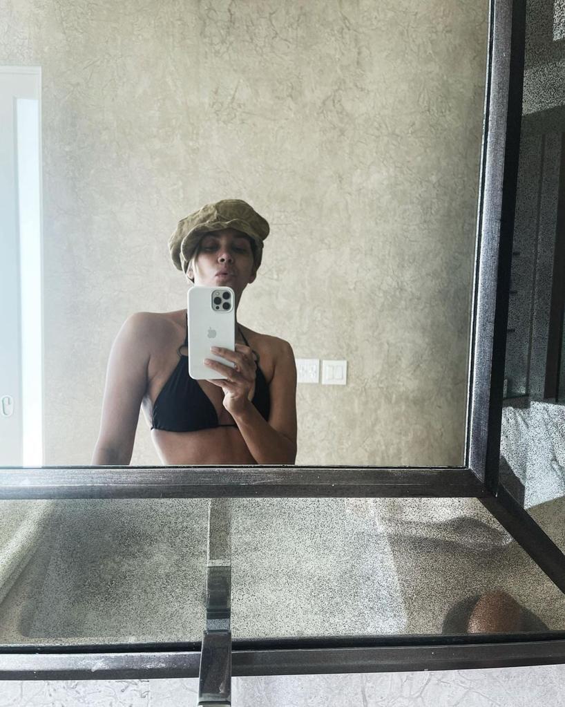 Холли Берри пьет вино обнаженной на балконе