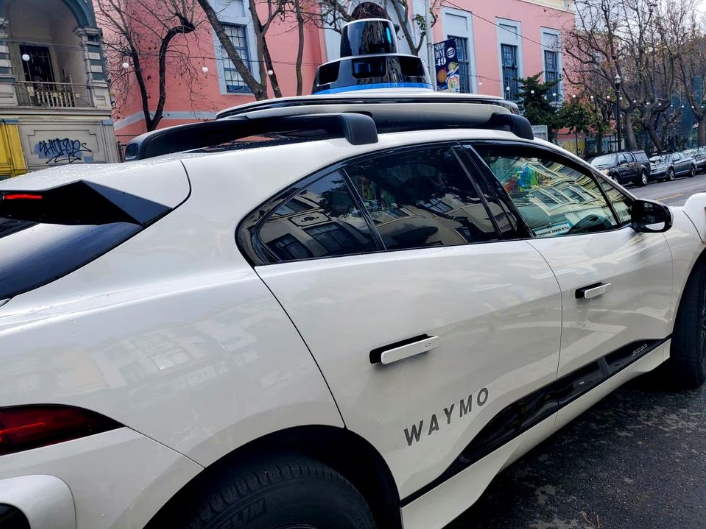 Профсоюз США выступает против отказа Waymo, Aurora от беспилотных грузовиков.