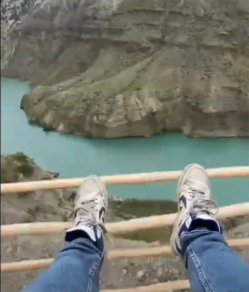 Ужасающий момент: две женщины падают с качелей на краю пропасти высотой 6300 футов в России... и их спасает только узкая платформа внизу
