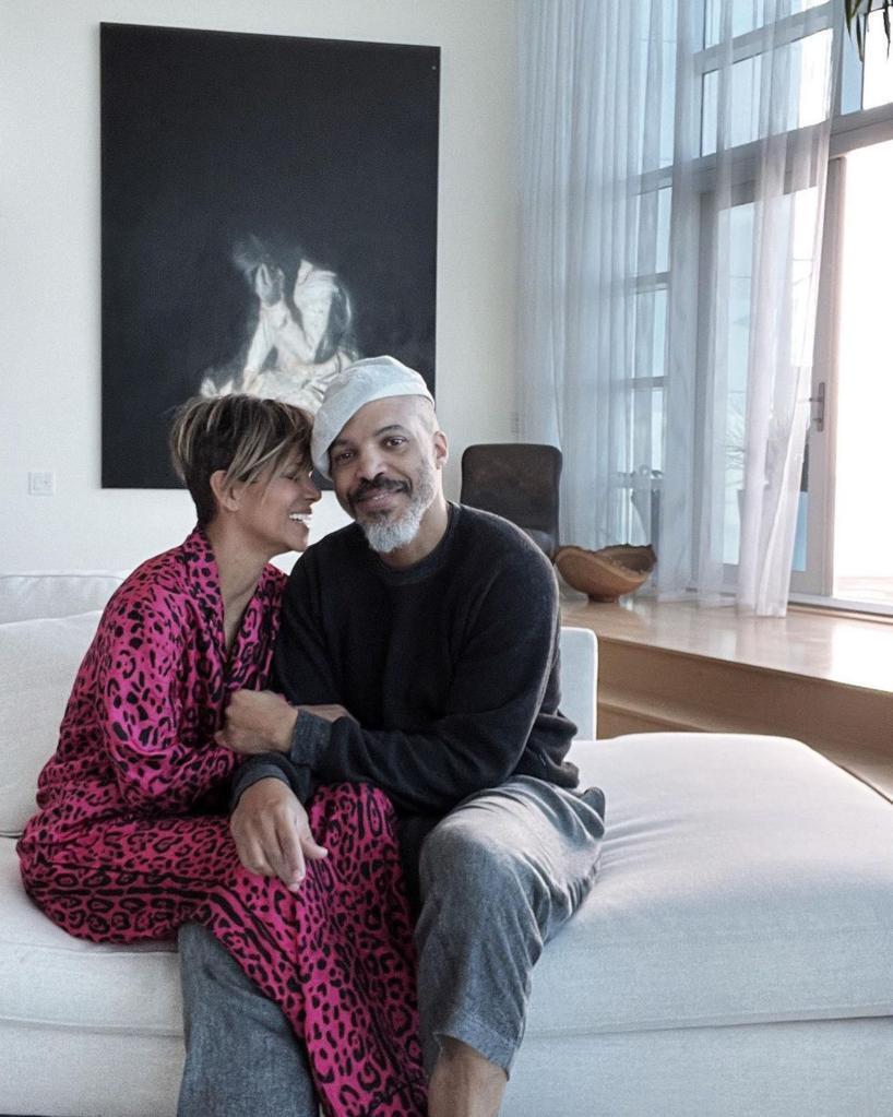 Холли Берри пьет вино обнаженной на балконе