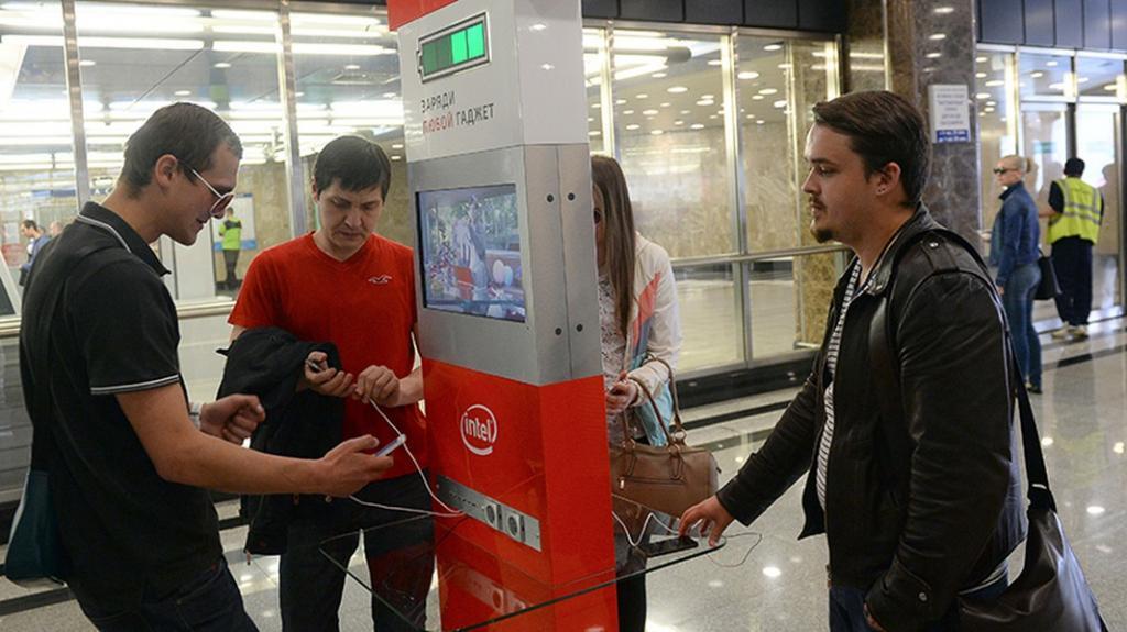 Используй станцию. Станция подзарядки в стойке в Московском метро. Станция для зарядки гаджетов в метро. Стойки для зарядки гаджетов в метро. Зарядная станция для телефонов в аэропортах.