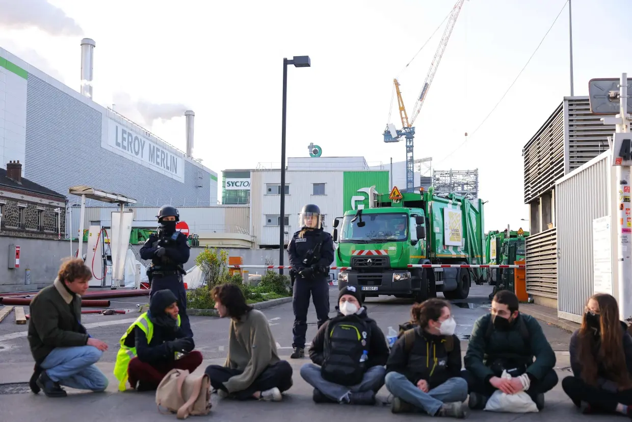 Французские профсоюзы выводят своих сторонников на улицы перед принятием решения по реформам Макрона