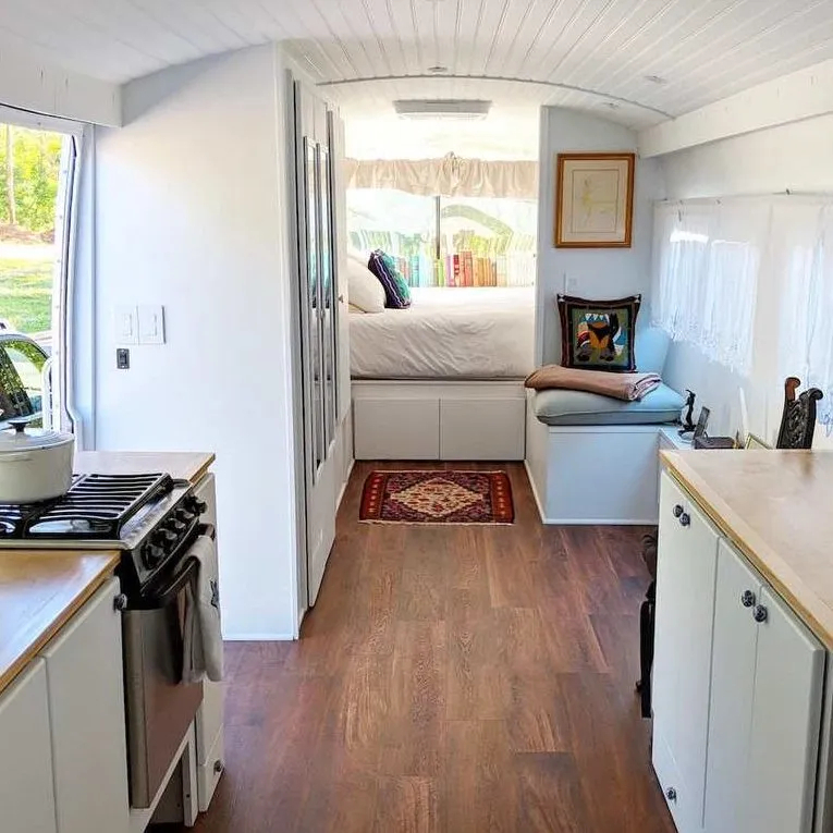 Жизнь Женщины Полностью меняется После Превращения Автобуса в Дом на Колесах.