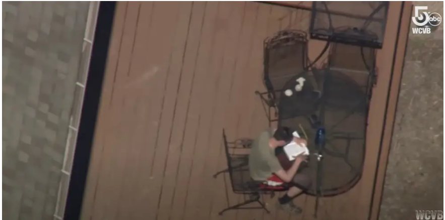 Подозреваемый в утечке информации из Пентагона, Джек Тейшейра, читал книгу на крыльце, когда появилось ФБР, чтобы арестовать его.