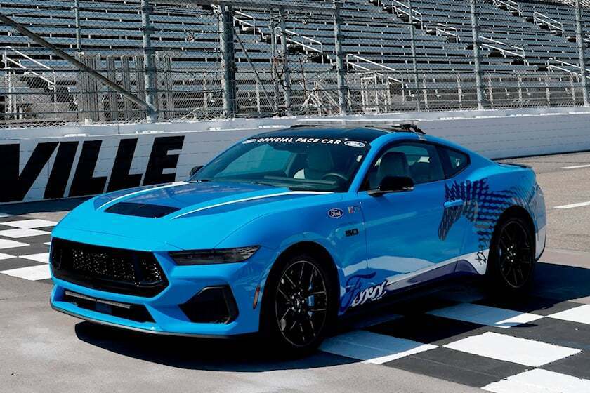 Новый гоночный автомобиль NASCAR на 2024 год в голубом цвете Grabber Blue - Ford Mustang GT.
