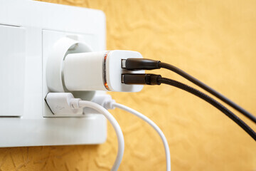 Осторожно! Смартфон не следует ставить на зарядку в не знакомом месте!