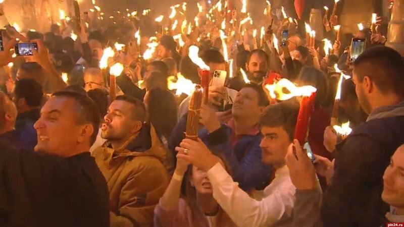 Благодатный огонь доставлен в Россию делегацией