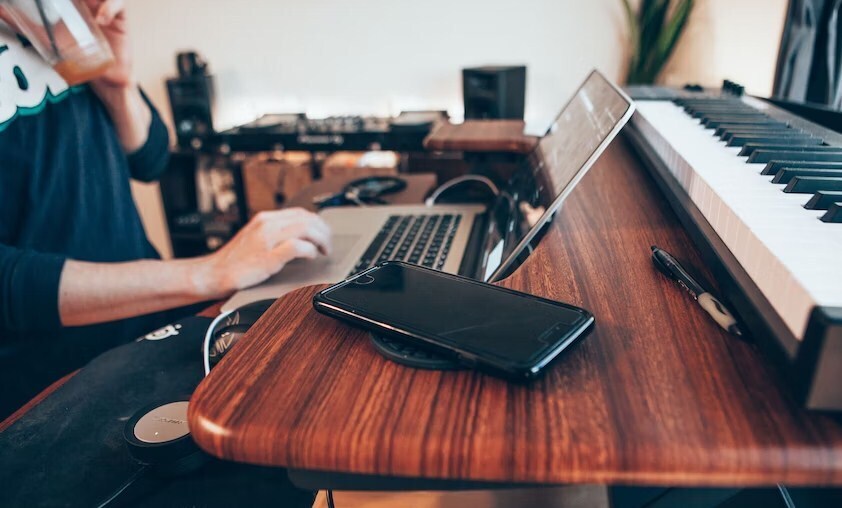 Музыкальные коллаборации в эпоху дистанционной работы: как артисты создают музыку, не встречаясь лично