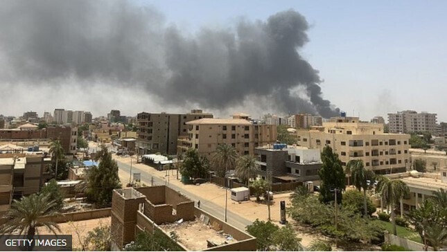 В Судане происходят военные столкновения между противоборствующими вооруженными группировками. В небе над столицей летают истребители.