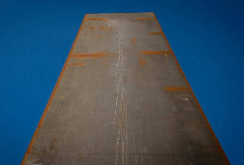 Огромные монолиты, стоящие в пустыне в Катаре