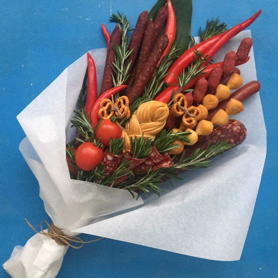 На 1 сентября подарили учительнице букет из... колбасы! Но, она почему-то осталась недовольна. Что мы сделали не так?