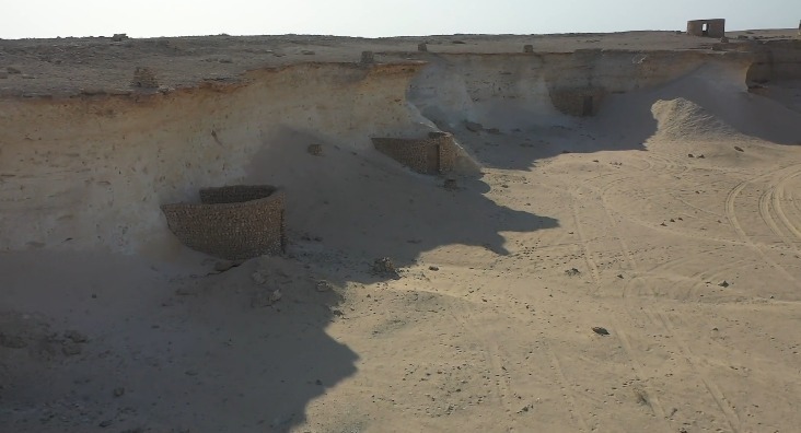 Огромные монолиты, стоящие в пустыне в Катаре