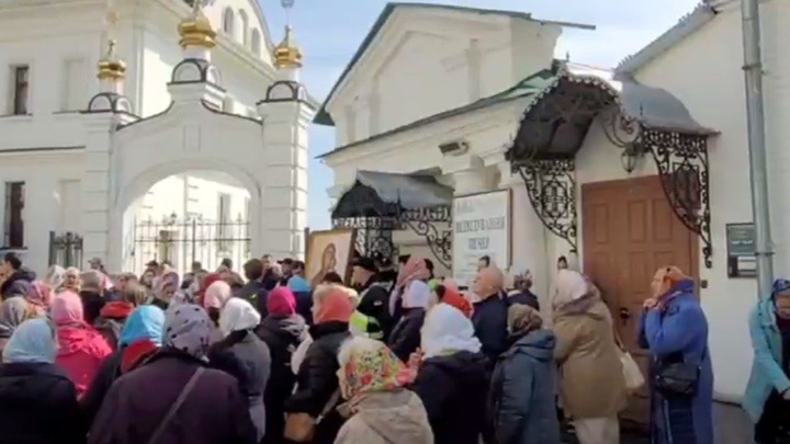 Сотрудники украинской полиции ворвались и пытаются заблокировать вход в Киево-Печерскую Лавру