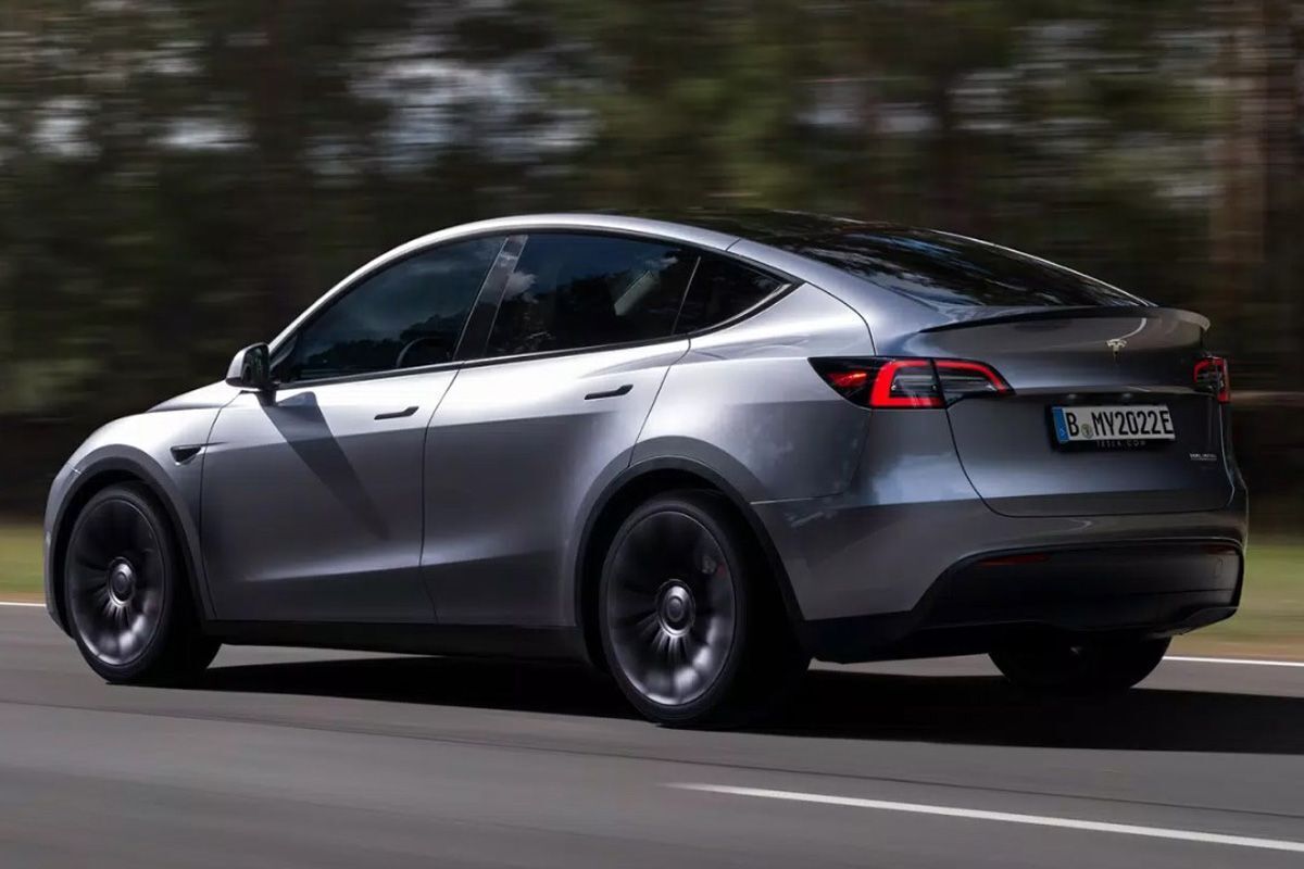 Tesla снова снижает цены на электромобили Model 3 и Model Y: что это значит для потребителей и конкурентов?