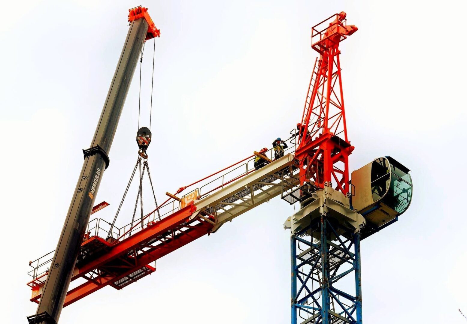 Удивительные факты о профессии крановщика. Работа на башенном кране высотой 70 метров и выше. Женщины – крановщицы. Сложности работы на кране.