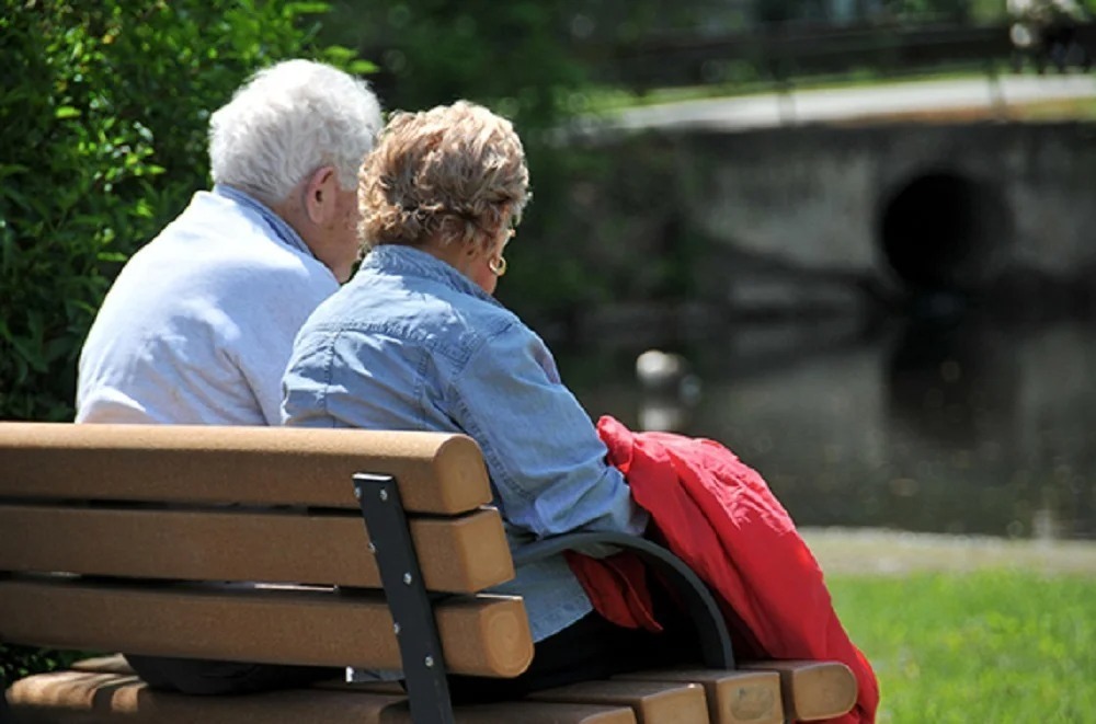 Что положено пожилым людям кроме пенсий: льготы и скидки в 2023 году